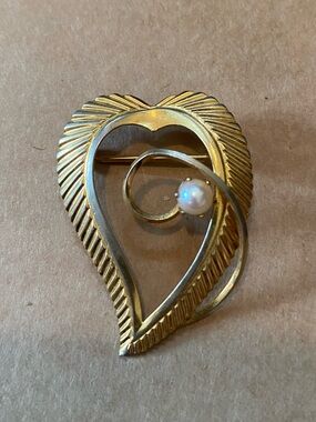 Vintage Two Tone Gold Silver Fluted Open Heart Faux Pearl Brooch Pin